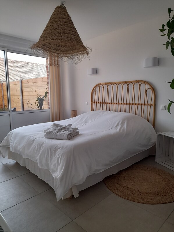 1 bedroom, free WiFi, bed sheets - Gîte with private Jacuzzi (St martin choquel)