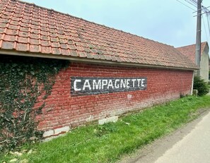 A brick building with a tiled roof and a sign that reads "CAMPAGNETTE". - Gîte with private Jacuzzi (St martin choquel)