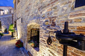 A narrow street with stone buildings, a visible archway, and potted plants. - Belvilla by OYO Casa Coloniale in Castello (Mosciano Sant'Angelo)