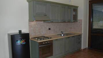 Fridge, oven, stovetop, coffee/tea maker