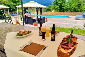 Outdoor dining - Holiday home with pool in Camporgiano (Camporgiano-LU)