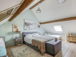 2 bedrooms, iron/ironing board, WiFi