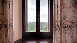 A window with a view of a green landscape and hills. - Mansion in Prodo near Lake Bolsena (Prodo)