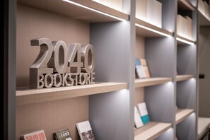 Una estantería con el texto '2040 BOOKSTORE' y varios libros.