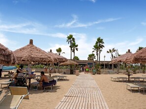 Outdoor dining - Chic Apartment by Reitani Beach (reitani)