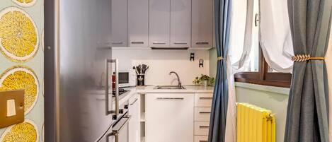 Frigorifero, microonde, forno, piano cottura