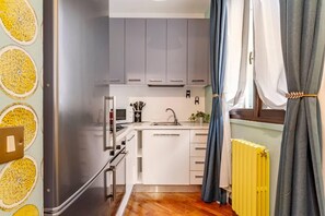 Fridge, microwave, oven, stovetop - Design Villa with parking, Navigli area, Milan (Milano)