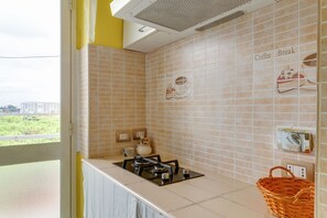 Geladeira, micro-ondas, cooktop, cafeteira/chaleira