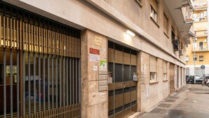 Ein Gebäude mit vergitterten Fenstern und einem Schild mit der Aufschrift 'VENDESI', das anzeigt, dass es zum Verkauf steht.