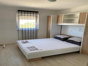 3 habitaciones, tabla de planchar con plancha y wifi