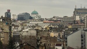Un paysage urbain caractérisé par un dôme imposant, des bâtiments urbains denses et un mélange de styles architecturaux.