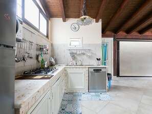 Refrigerador, microondas, placa de cocina, lavavajillas