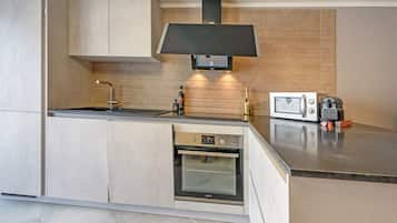 Een koelkast, een magnetron, een oven, een kookplaat