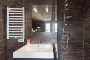 Dusche, Haartrockner, Toilettenpapier