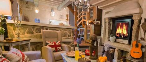 Televisie, een open haard en tafelvoetbal