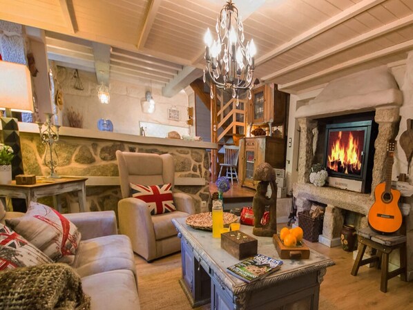 Télévision, cheminée, baby-foot