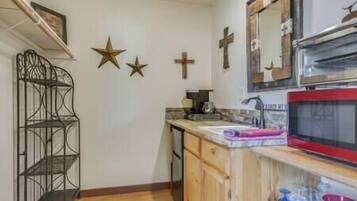 Een koelkast, een magnetron, een koffiezetapparaat/waterkoker