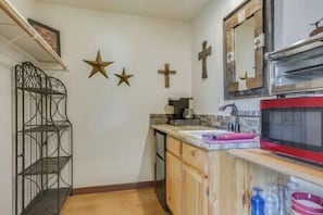 Kühlschrank, Mikrowelle, Wasserkocher mit Kaffee-/Teezubehör