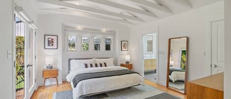 4 bedrooms, desk, iron/ironing board, WiFi