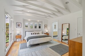 4 habitaciones, escritorio, tabla de planchar con plancha y wifi