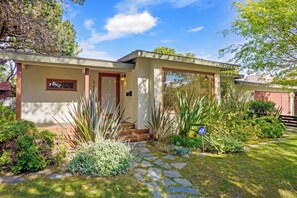 Unclassified image, 2 of 32, button