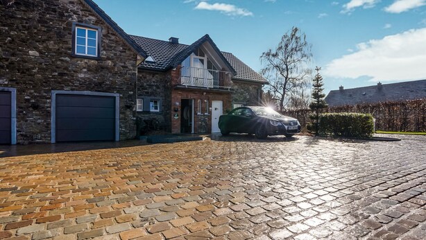 A stone house with a car parked in the driveway. - Charming gite in Waimes near Spa-Francorchamps (Waimes)