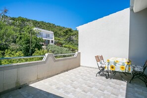 Outdoor dining - Alluring Apartment in Stomorska near the Sea (Stomorska)