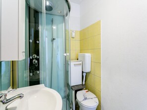 Shower, hair dryer, towels - Alluring Apartment in Stomorska near the Sea (Stomorska)