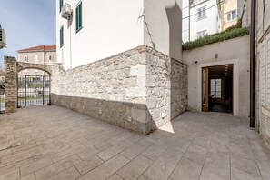 Exterior - Stonemasons Heritage (Split)
