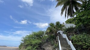 Una escalera que lleva a un edificio con vista al mar.