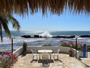 Outdoor dining - Casa Marazul - Beachfront House With Gorgeous Pool and Huge Rancho (El Tránsito)