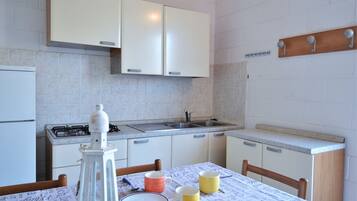 Réfrigérateur, four, plaque de cuisson