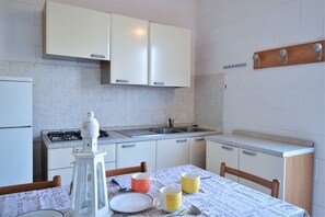 Kühlschrank, Ofen, Herdplatte, Kochgeschirr/Geschirr/Besteck