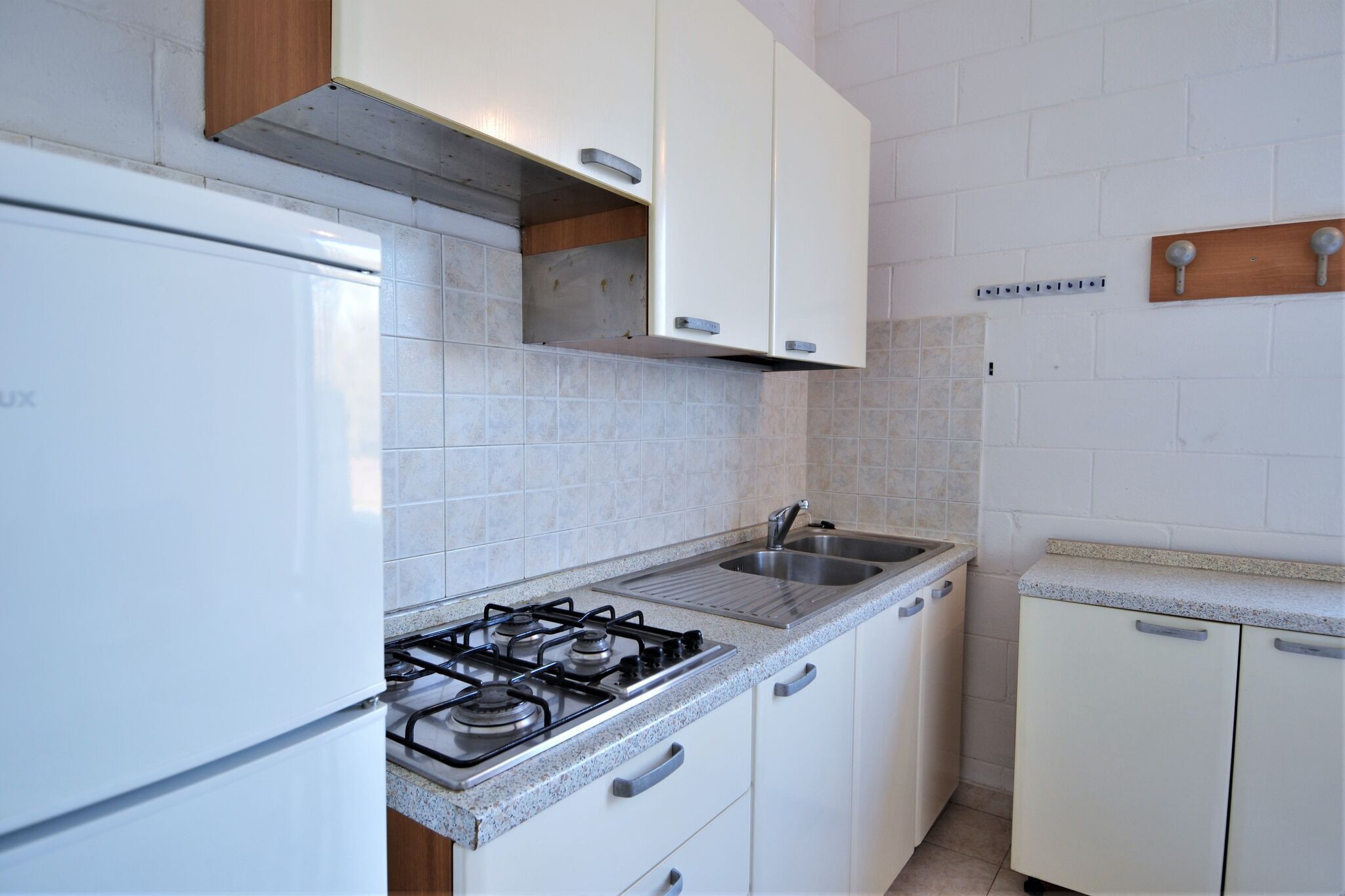 Fridge, oven, stovetop, cookware/dishes/utensils