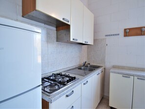 Kühlschrank, Ofen, Herdplatte, Kochgeschirr/Geschirr/Besteck