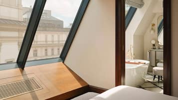 Hypo-allergenic bedding, minibar, in-room safe, blackout curtains