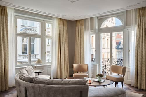 Hoffmann House | Living area | 55-inch LCD TV with digital channels, TV