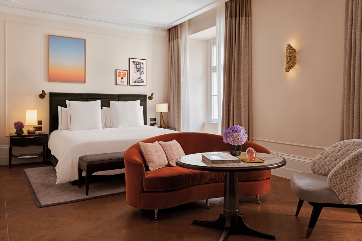 Suite Deluxe (Junior) | Ropa de cama hipoalergénica y minibar 