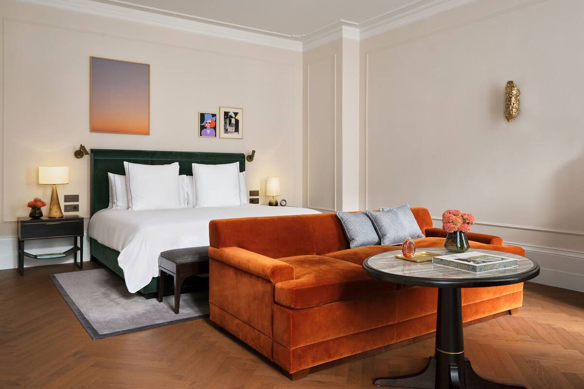 Executive Suite (Junior) | Hypo-allergenic bedding available, minibar, in-room safe