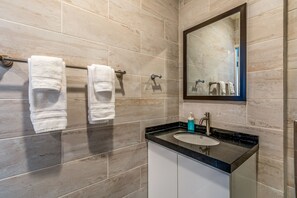 Shower, hair dryer, towels, soap - Bushiri's Long Life Studio w/Kingbed & Balcony #11 (Oranjestad)