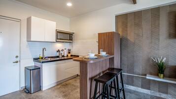 Réfrigérateur, micro-ondes, plaque de cuisson, cafetiÚre/bouilloire