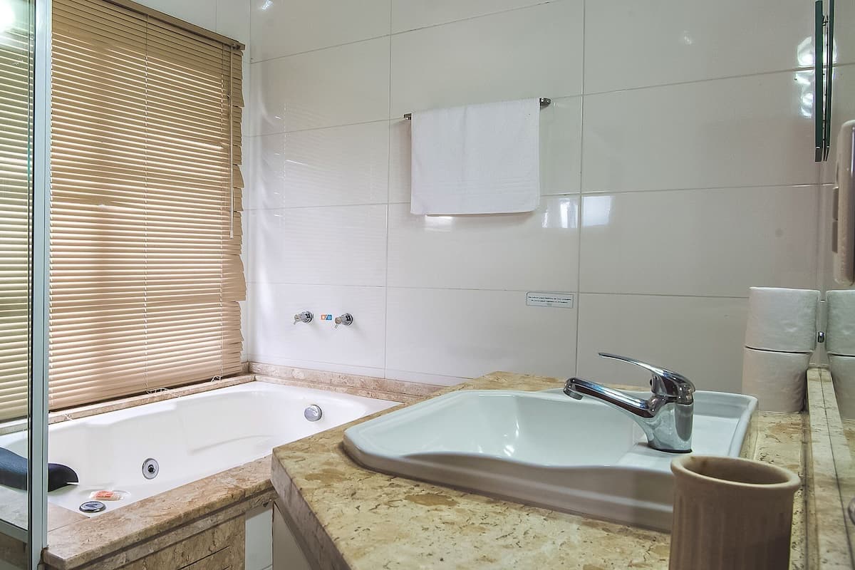 Premium Bungalow, Jetted Tub, Mountain View | Jetted bathtub