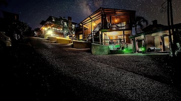 住宿正面 (夜晚)