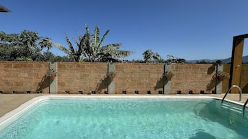 Bangalô Família 2 Quartos - Bangalôs do Rosa | Piscina | Piscina externa, espreguiçadeiras