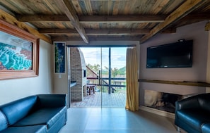 Bungalou | Sala d'estar | Televisor LED de 40 polzades amb canals per cable, televisor i Netflix