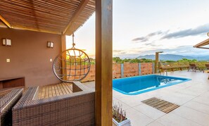 Bungalow Familial | Piscine | Piscine extérieure, chaises longues