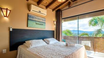 Presidentiële bungalow, open haard, uitzicht op tuin | Lakens van Egyptisch katoen, luxe beddengoed, een kluis op de kamer