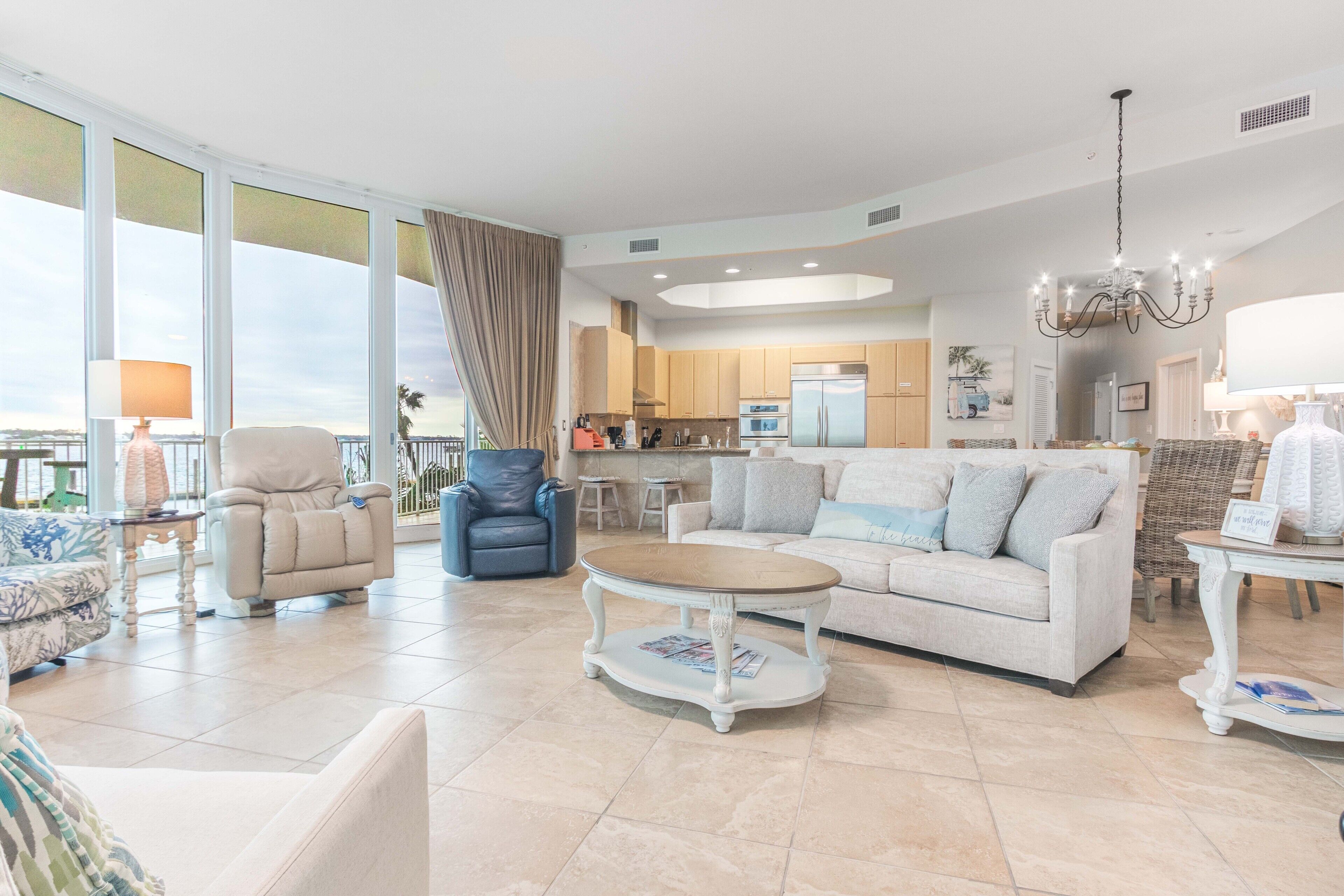 Modern Three Bedroom with Balcony Bay View. Complimentary Boat Slip!