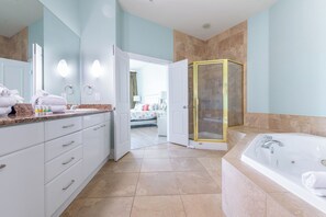 Bañera con ducha, bañera de hidromasaje, toallas