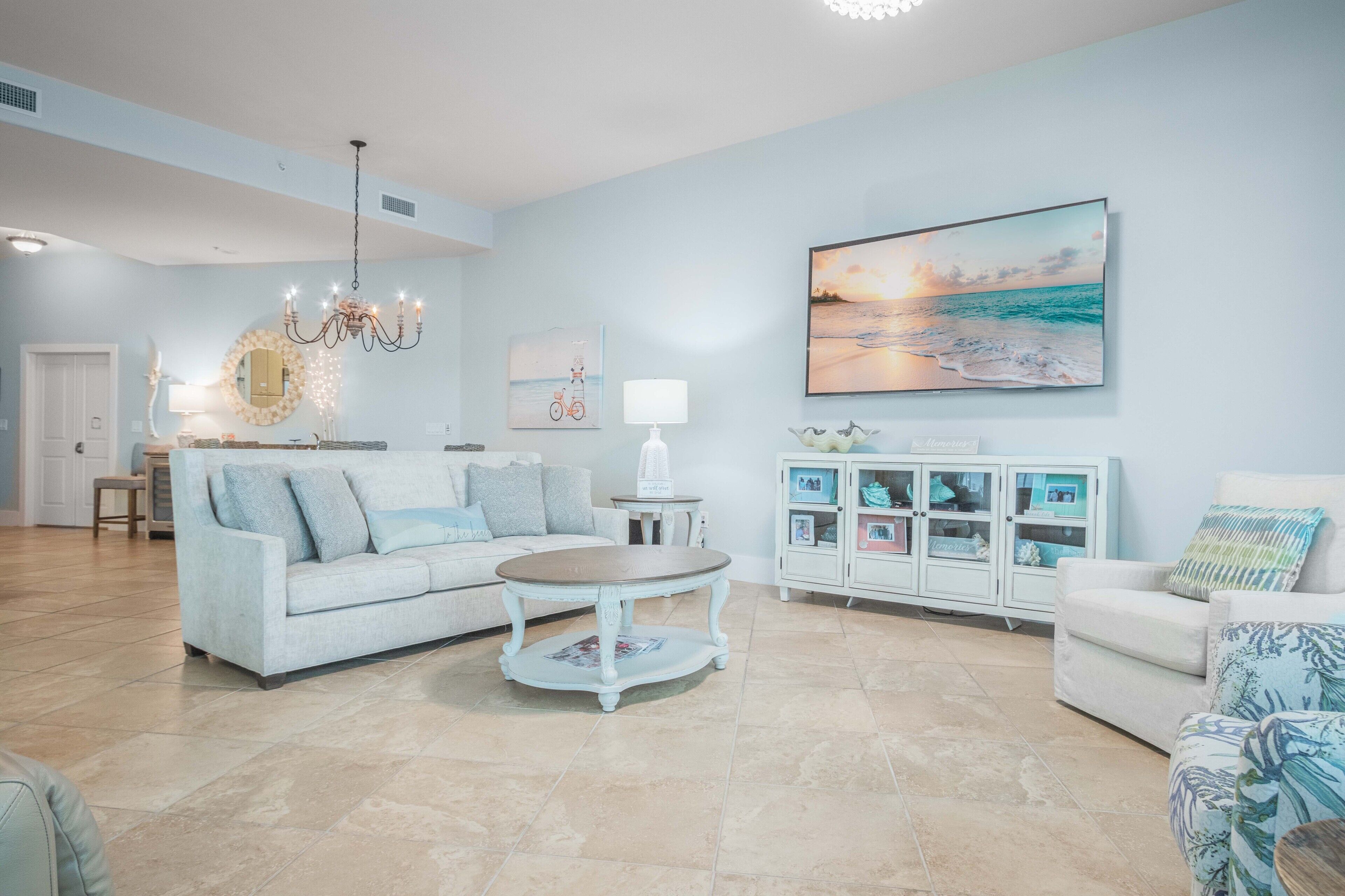 Modern Three Bedroom with Balcony Bay View. Complimentary Boat Slip!